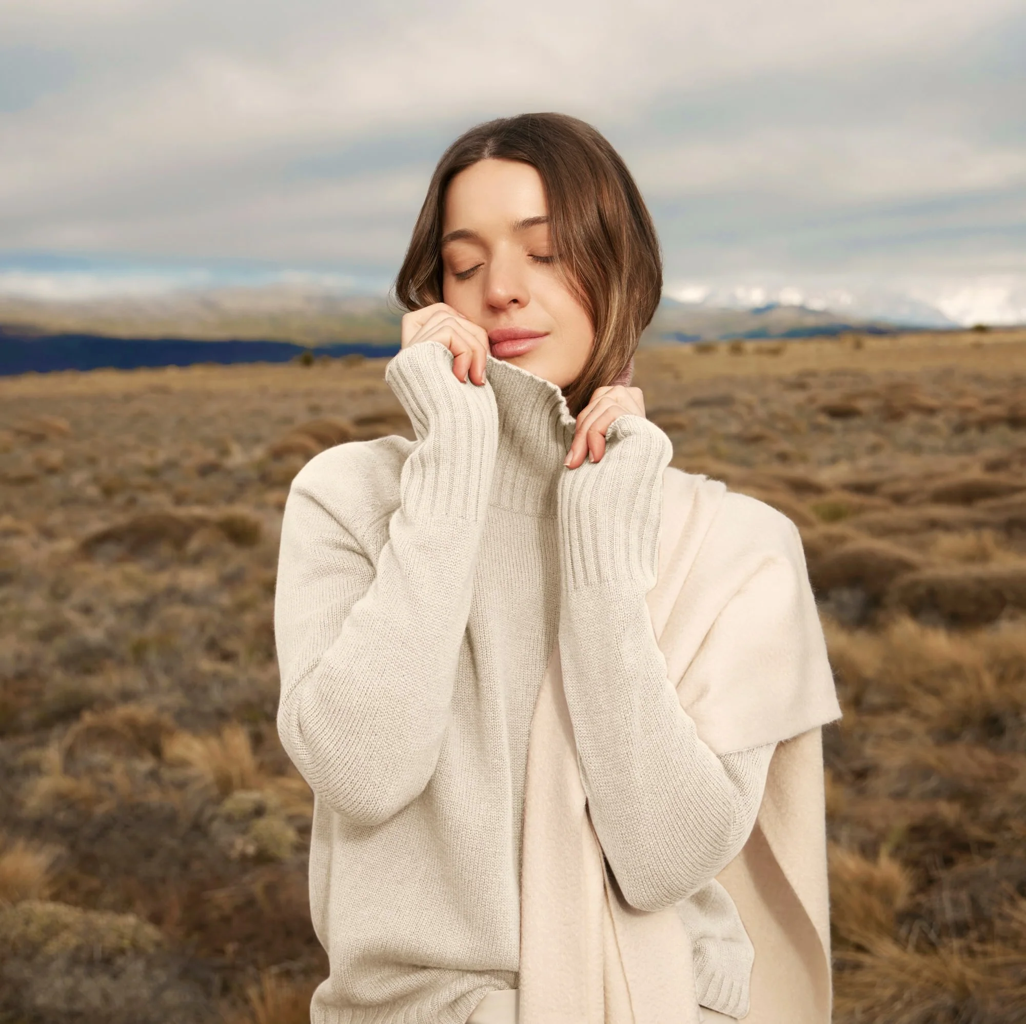 Emma Cashmere Relaxed Turtleneck Sweater - Image 3